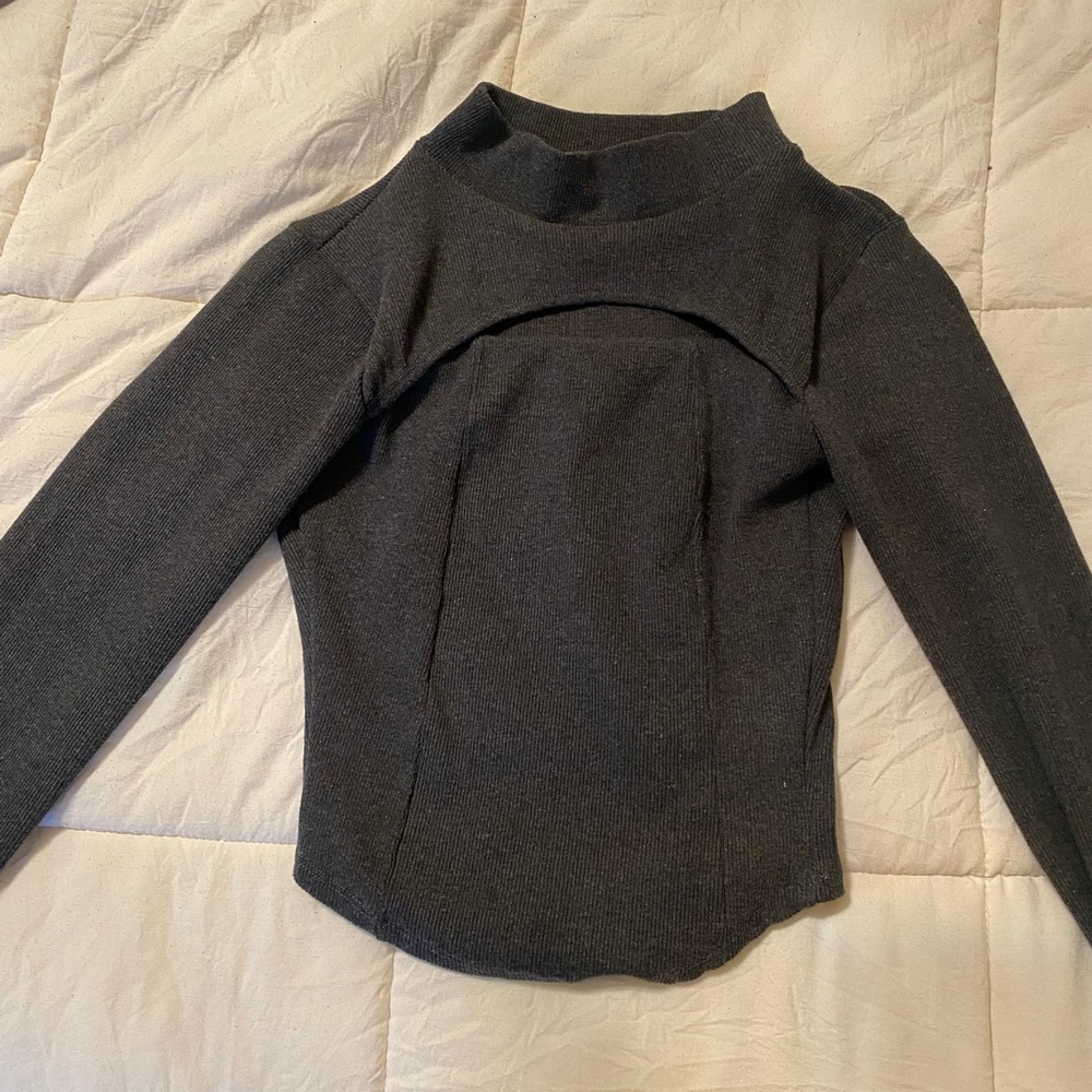 Ribbed shirt with open detail in the front !!